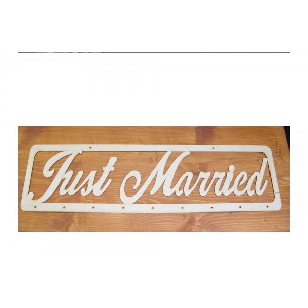 Natúr fa - "Just married" felirat lyukakkal 